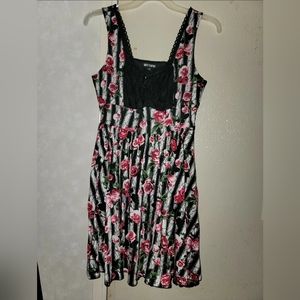 HOT TOPIC WHITE W/BLACK ETCHED ROSE PRINT DRESS SMALL
